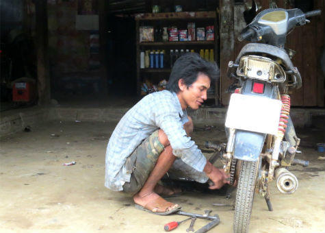 Vỡ mộng làm giàu ở nước ngoài, xin về quê… vá xe trả nợ